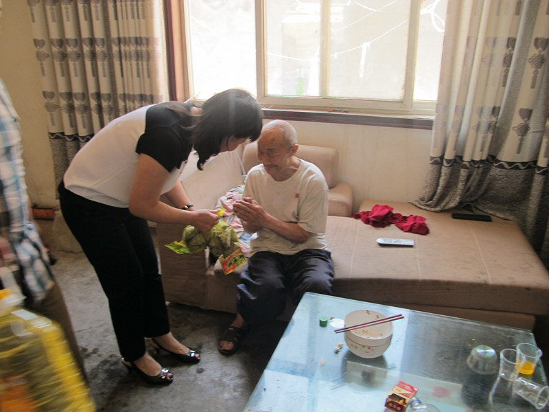 益和熱力公司端午節(jié)開展“送溫暖、獻(xiàn)愛心”活動(dòng)